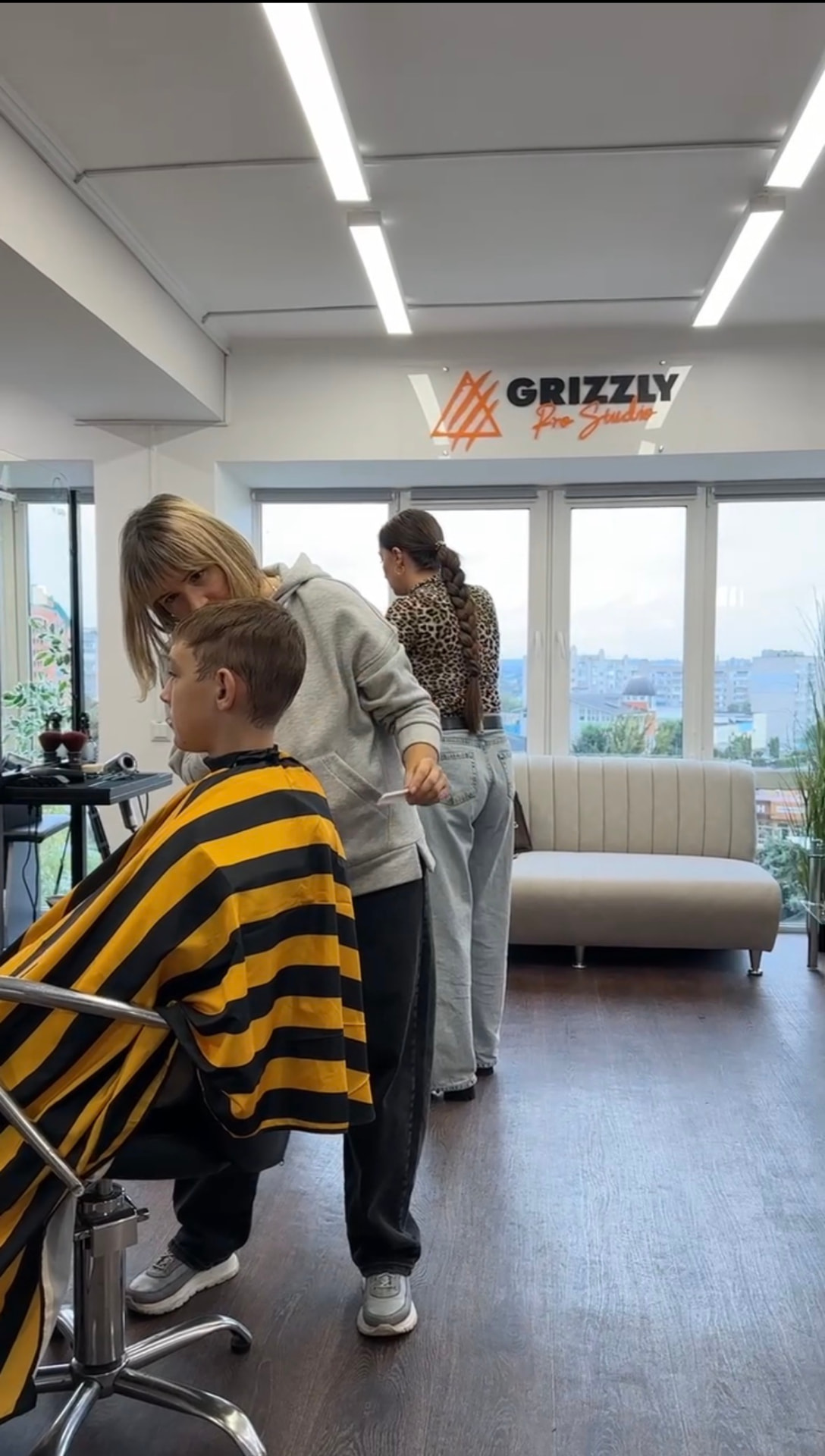 Практичне заняття в академії: учениця стриже модель