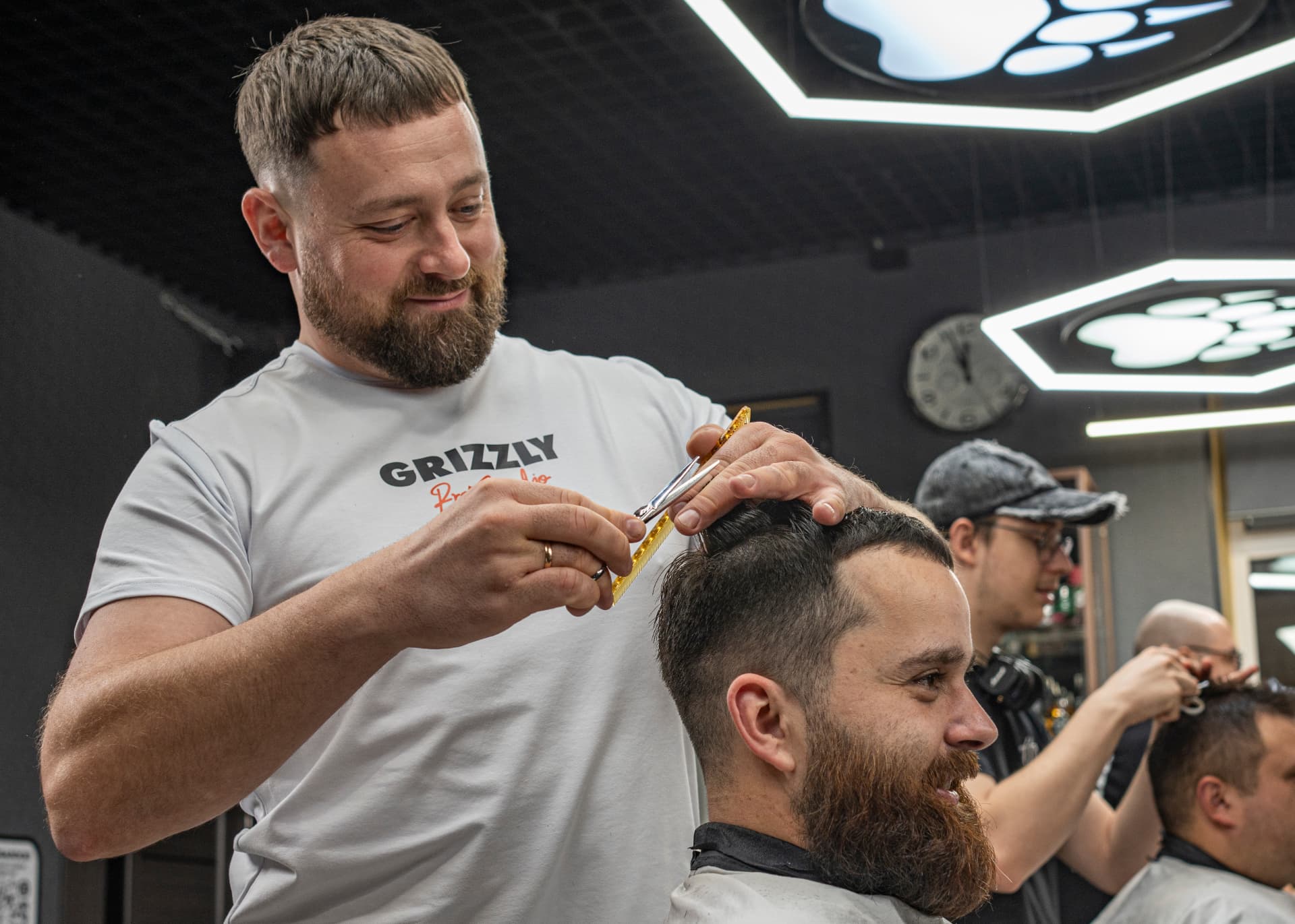 Володимир Гуральник за роботою в барбершопі GRIZZLY