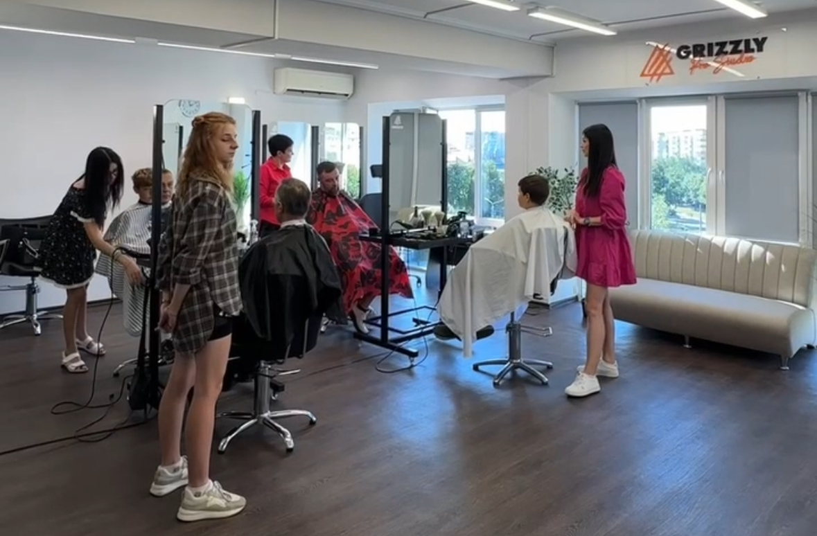 Учні академії GRIZZLY Pro Studio стрижуть моделей у навчальному залі